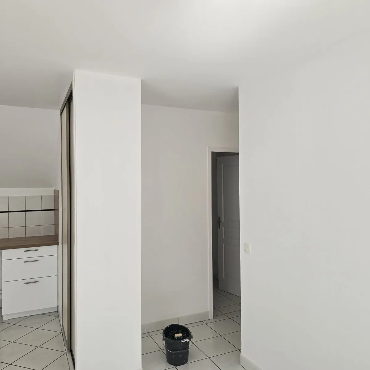 Entrée et placards repeints en blanc dans un appartement rénové à Blois