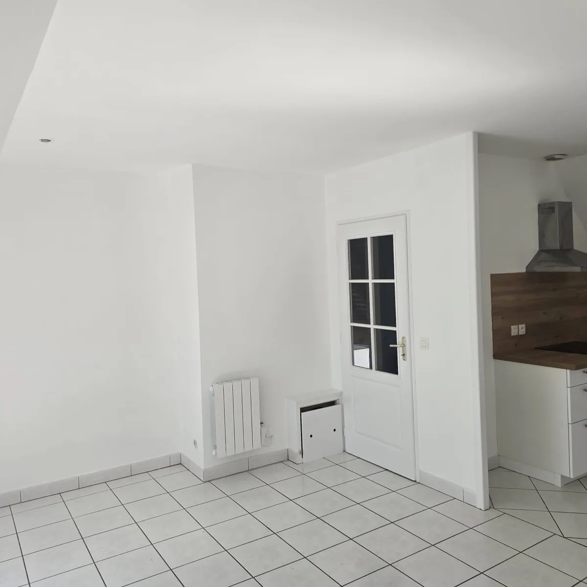 Pièce de vie avec coin cuisine après travaux de peinture dans un appartement à Blois