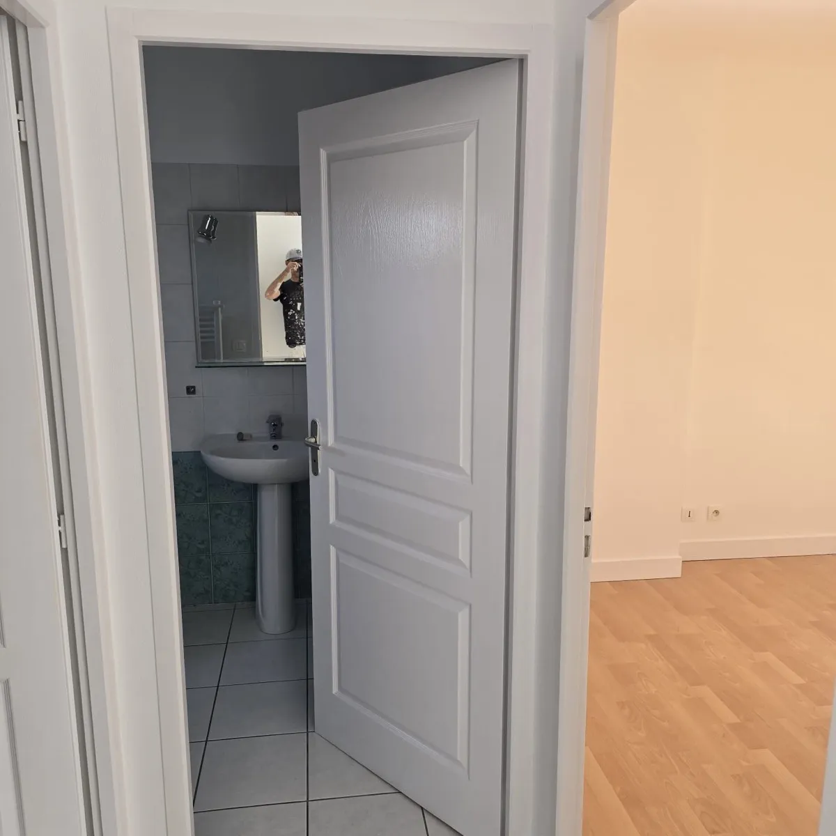 Porte et salle d'eau repeintes dans un appartement rénové à Blois