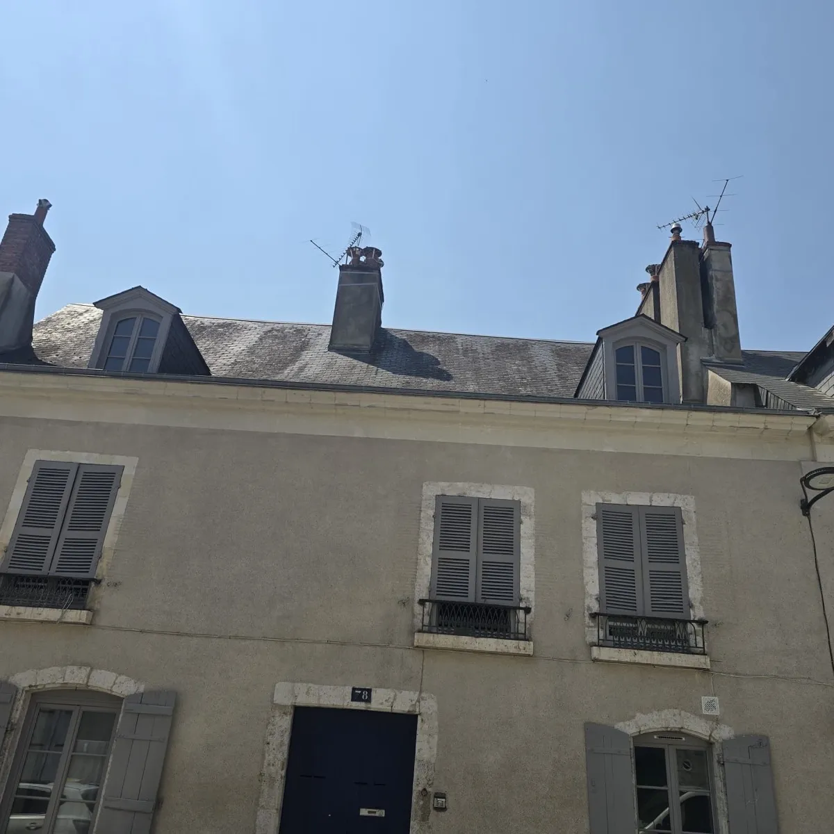 Volets repeints en gris clair après rénovation par Rénovation41