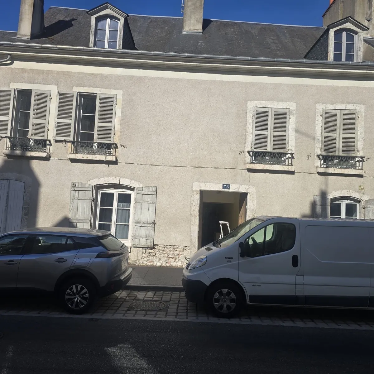 Volets anciens et défraîchis d'un immeuble avant rénovation dans le Loir-et-Cher