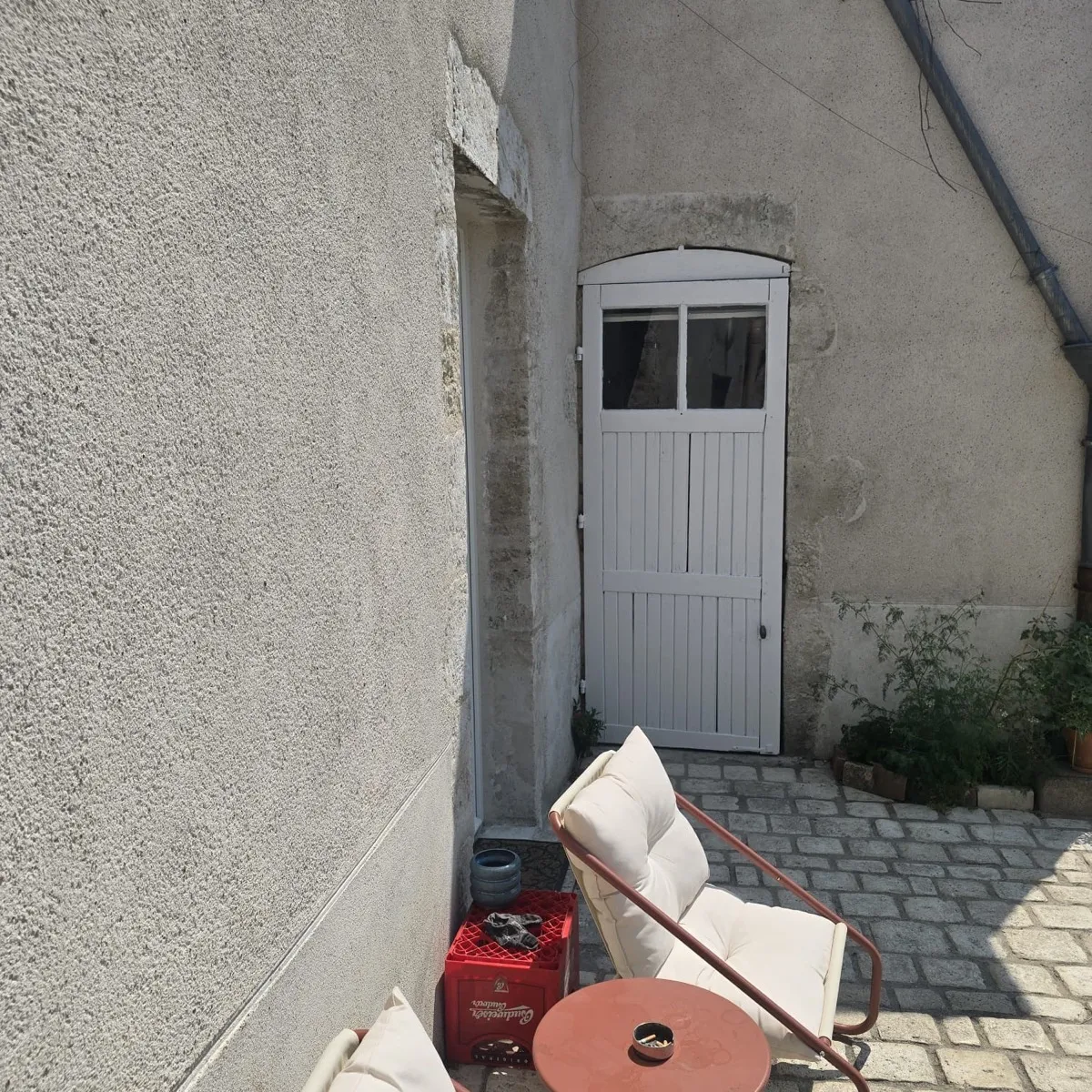 Porte extérieure repeinte et remise à neuf après intervention de Rénovation41