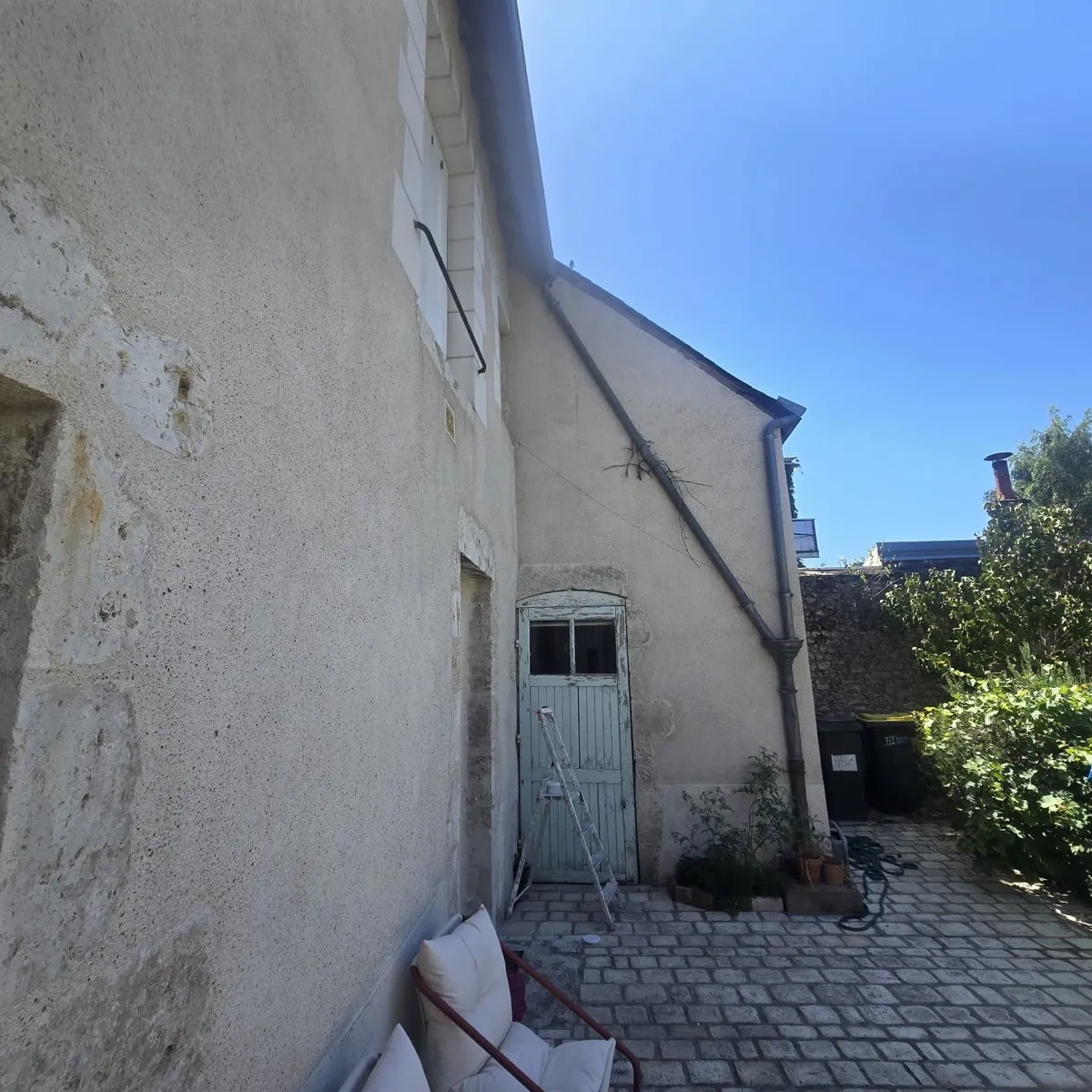 Porte extérieure en bois écaillée avant rénovation dans le Loir-et-Cher