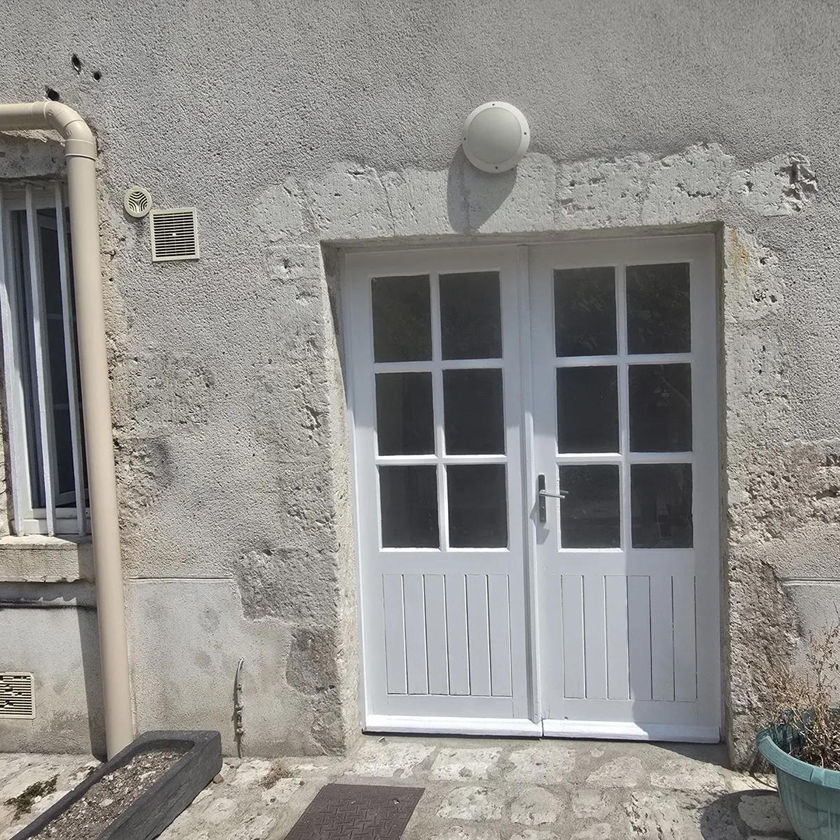 Porte d'entrée vitrée repeinte en blanc après rénovation par Rénovation41