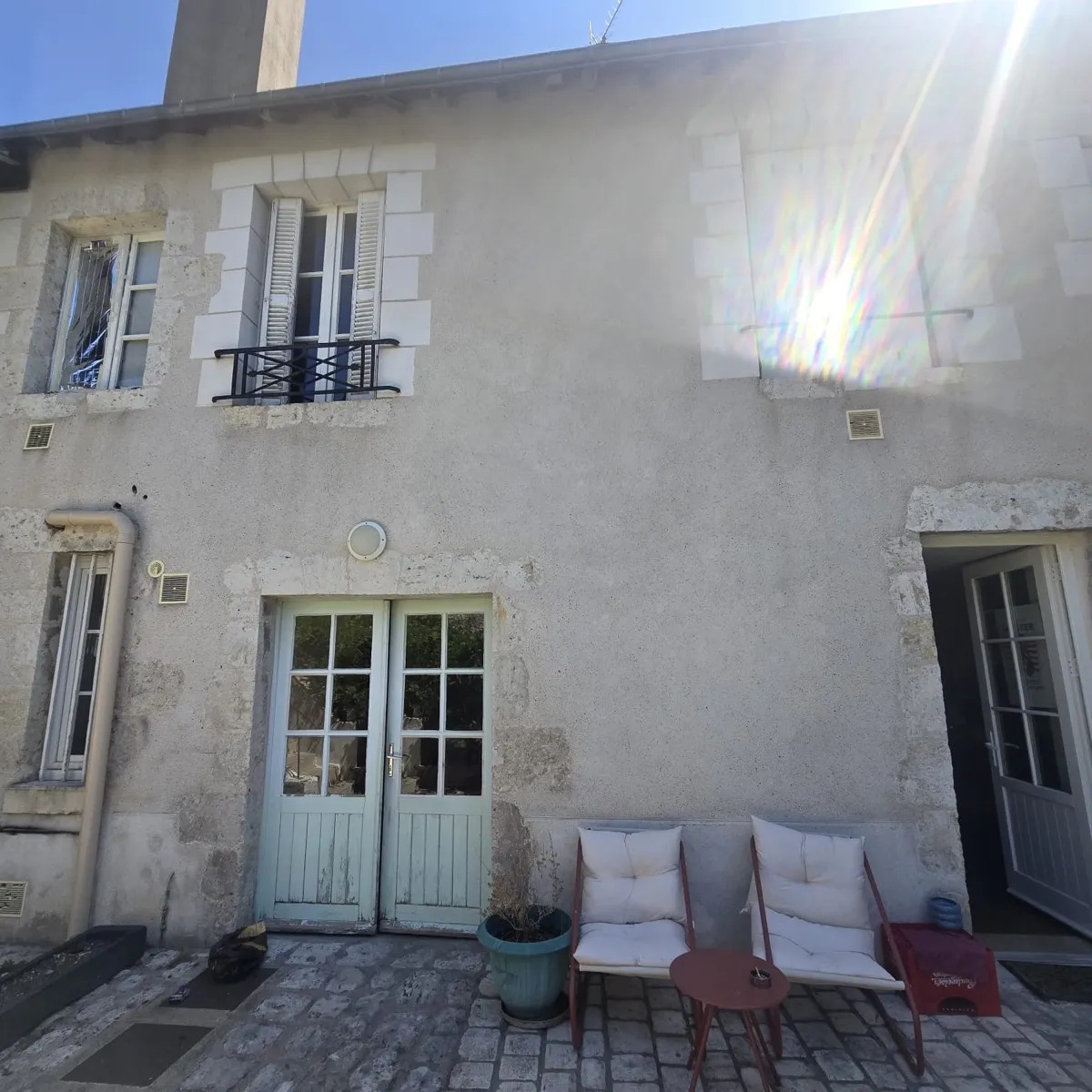 Porte d'entrée vitrée en bois écaillée avant rénovation dans le Loir-et-Cher